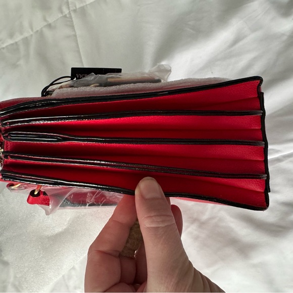 NWT Red VS purse - Picture 8 of 10